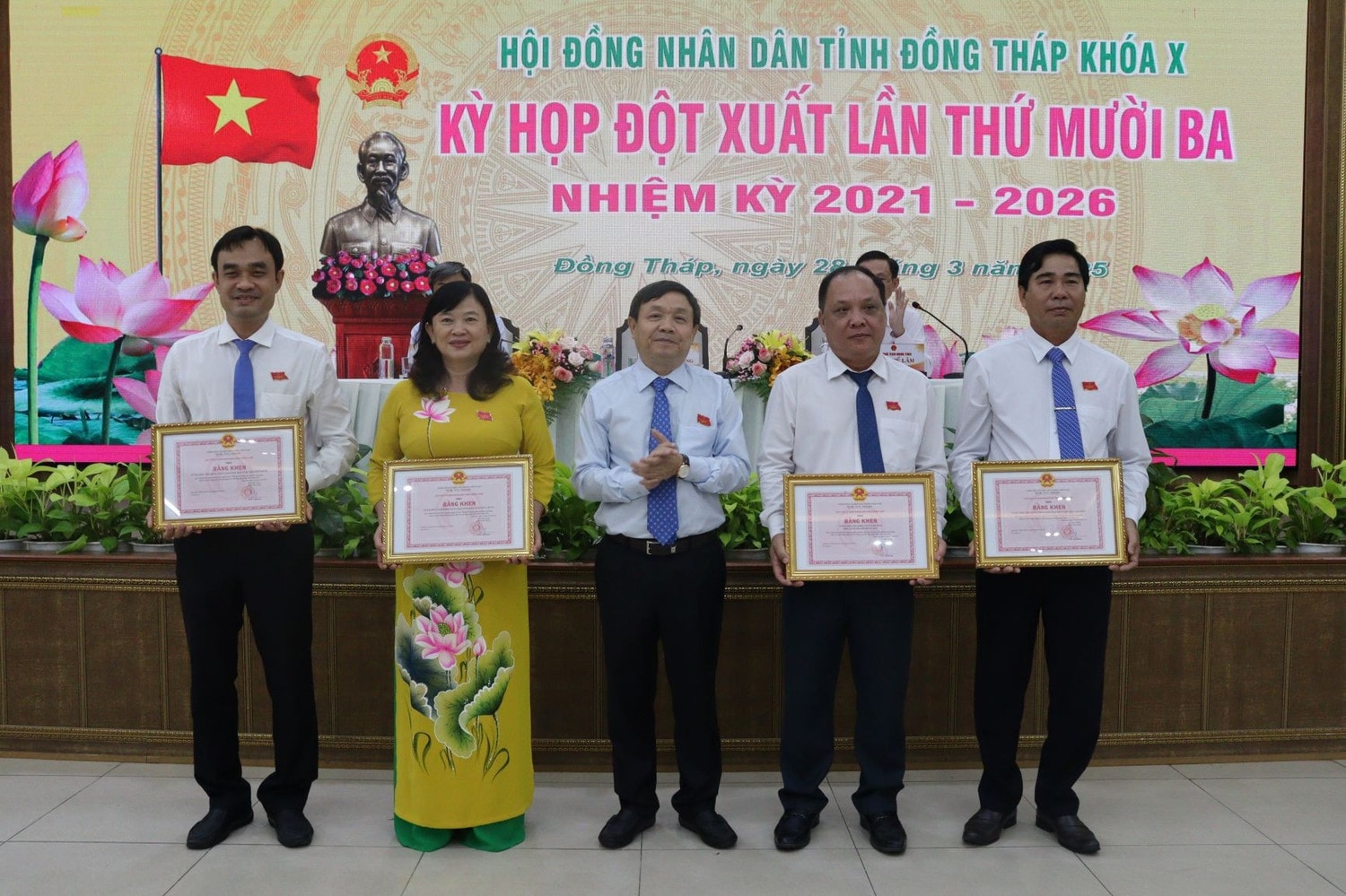 khen-thuong.jpg