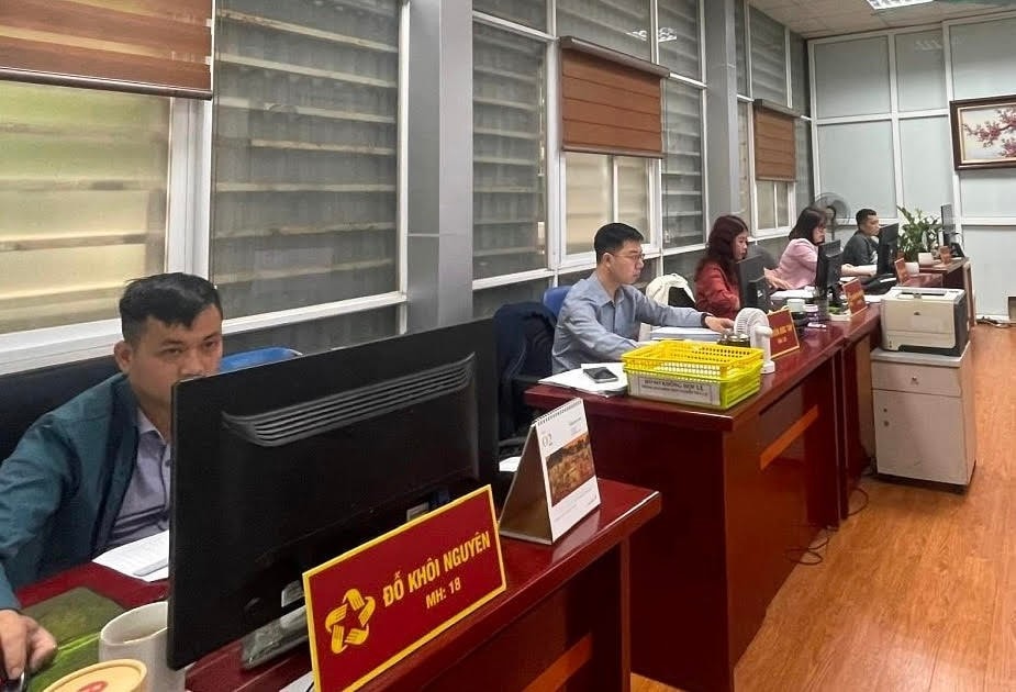 tiep-nhan-va-giai-quyet-ho-so-huong-chinh-sach-bao-hiem-that-nghiep-qua-cong-dich-vu-cong-quoc-gia-tai-trung-tam-dich-vu-viec-lam-ha-noi-o-215-trung-kinh-ha-noi-anh-hnm.jpg