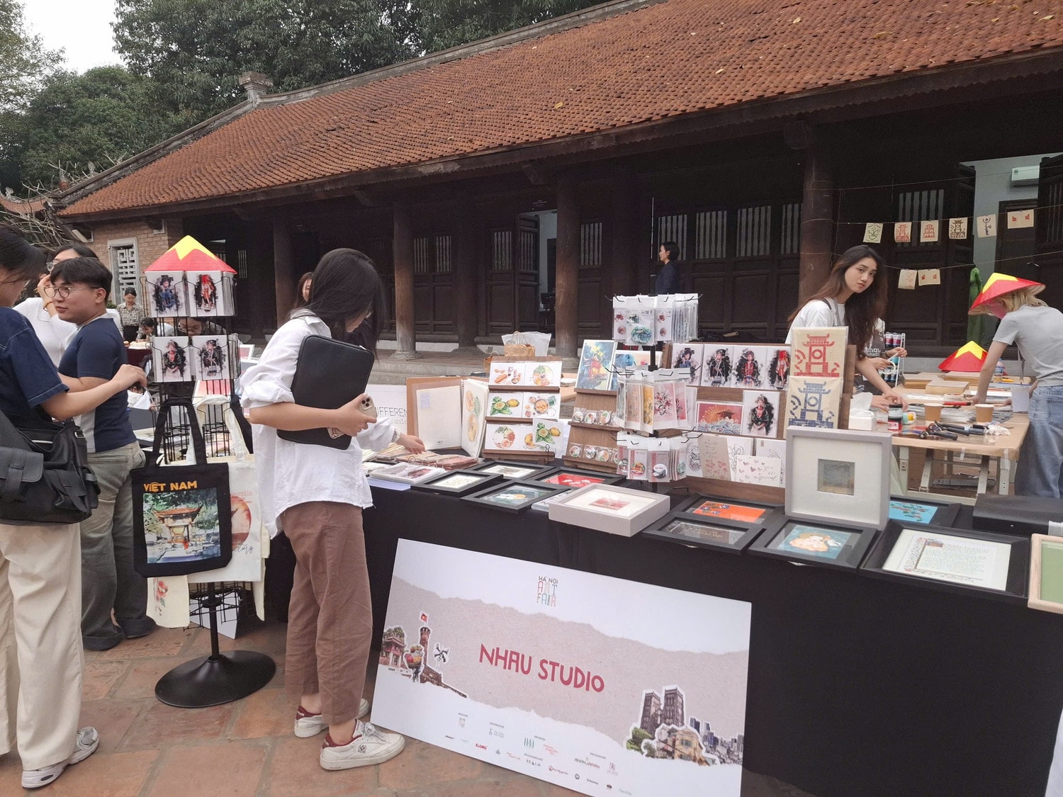 Quầy trải nghiệm sản phẩm sáng tạo của họa sĩ tham gia “Hà Nội Art Fair: Hội làng nghệ đa sắc”. Ảnh: Thái Minh