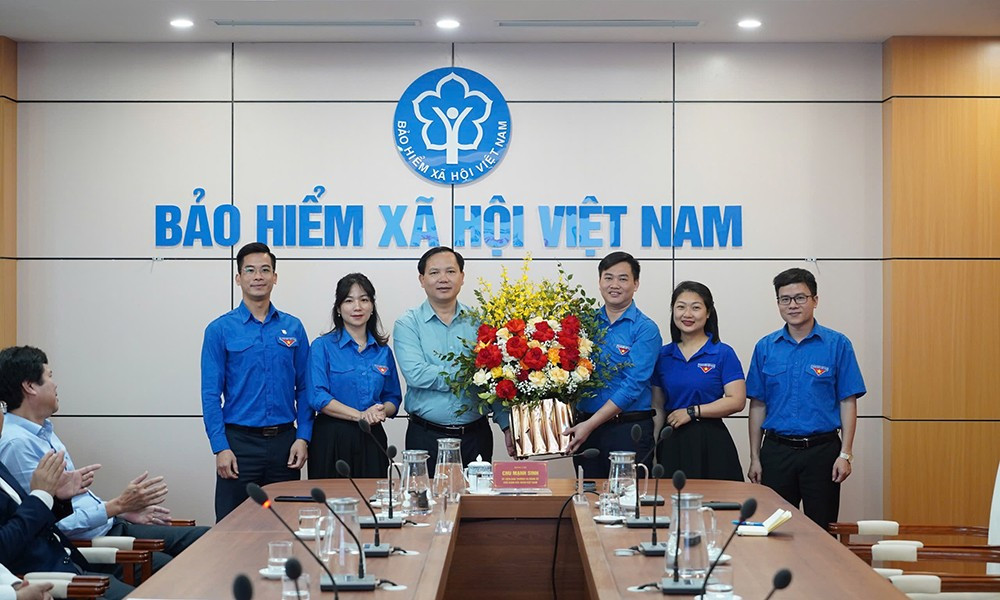Phó Giám đốc Chu Mạnh Sinh chúc mừng Đoàn Thanh niên BHXH Việt Nam. Ảnh: Thắng Trần