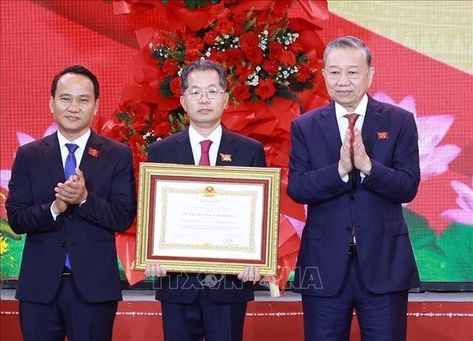 Tổng Bí thư Tô Lâm trao Huân chương Lao động hạng Nhất cho Đảng bộ, chính quyền và nhân dân thành phố Đà Nẵng. Ảnh: Thống Nhất/TTXVN