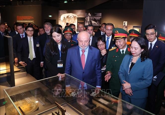 Tổng thống Brazil Luiz Inácio Lula da Silva và Phó Chủ tịch nước Võ Thị Ánh Xuân thăm quan Bảo tàng Lịch sử Quân sự Việt Nam. Ảnh: Văn Điệp/TTXVN