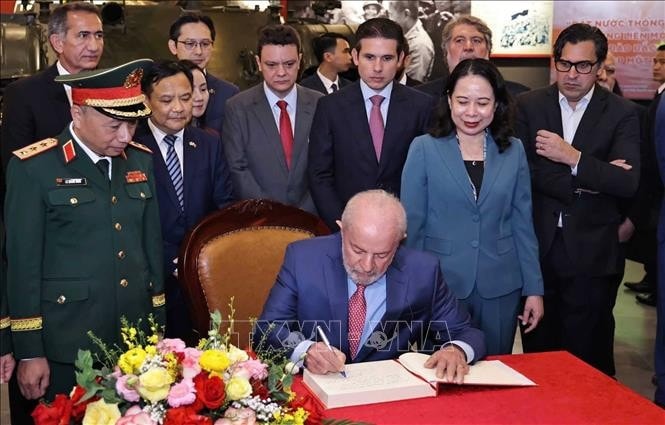 Tổng thống Brazil Luiz Inácio Lula da Silva lưu bút tại Bảo tàng Lịch sử Quân sự Việt Nam. Ảnh: Văn Điệp/TTXVN