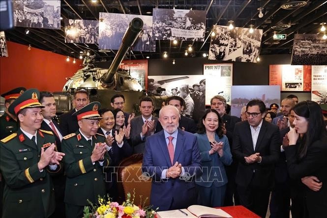 Tổng thống Brazil Luiz Inácio Lula da Silva và Phó Chủ tịch nước Võ Thị Ánh Xuân với các đại biểu tại Bảo tàng Lịch sử Quân sự Việt Nam. Ảnh: Văn Điệp/TTXVN