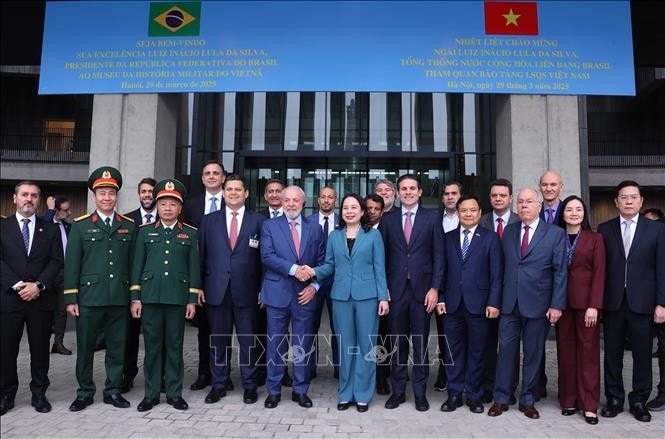 Tổng thống Brazil Luiz Inácio Lula da Silva và Phó Chủ tịch nước Võ Thị Ánh Xuân với các đại biểu tại Bảo tàng Lịch sử Quân sự Việt Nam. Ảnh: Văn Điệp/TTXVN