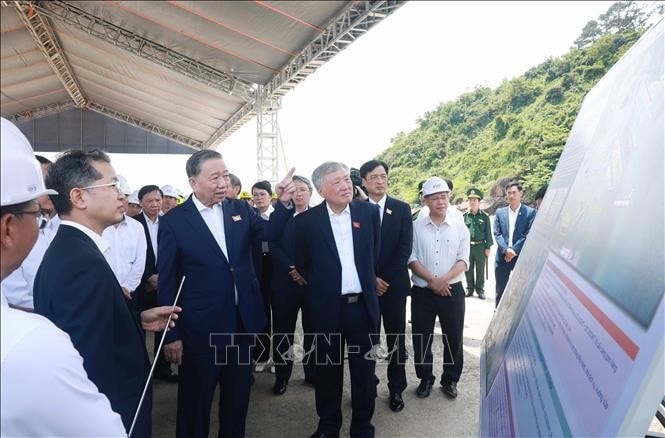 Tổng Bí thư Tô Lâm thăm dự án đầu tư, xây dựng Bến cảng Liên Chiểu - Phần cơ sở hạ tầng dùng chung. Ảnh: Thống Nhất/TTXVN