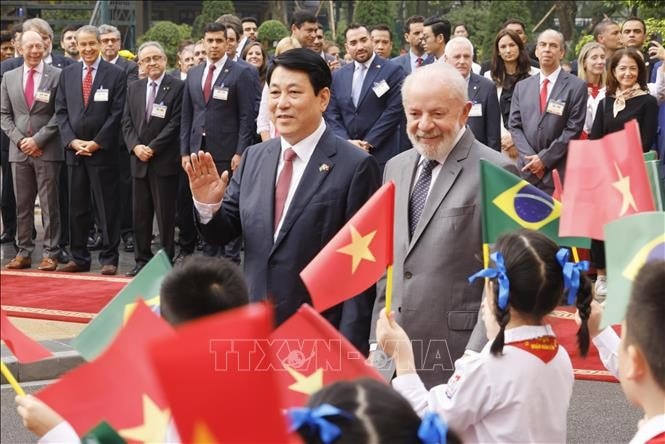 Thiếu nhi Hà Nội chào đón Tổng thống Brazil Luiz Inácio Lula da Silva, sáng 28.3. Ảnh: Lâm Khánh/TTXVN