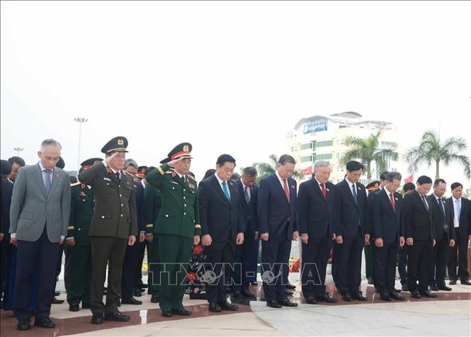 Tổng Bí thư Tô Lâm và các đại biểu tưởng niệm các Anh hùng liệt sĩ tại Đài tưởng niệm thành phố Đà Nẵng. Ảnh: Thống Nhất/TTXVN