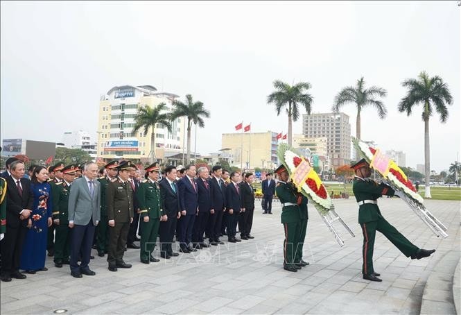 Tổng Bí thư Tô Lâm và các đại biểu dâng hoa, dâng hương tưởng niệm các Anh hùng liệt sĩ tại Đài tưởng niệm thành phố Đà Nẵng. Ảnh: Thống Nhất/TTXVN