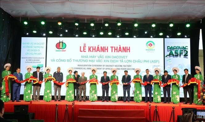 Các đại biểu cắt băng khánh thành Nhà máy vaccine DACOVET, phường Khắc Niệm, thành phố Bắc Ninh, tỉnh Bắc Ninh. Ảnh: Thanh Thương/TTXVN