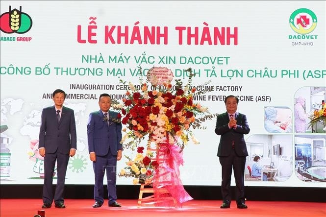 Phó Chủ tịch Quốc hội Lê Minh Hoan tặng hoa chúc mừng. Ảnh: Thanh Thương/TTXVN
