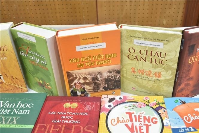 Các cuốn sách trưng bày tại Lễ phát động.