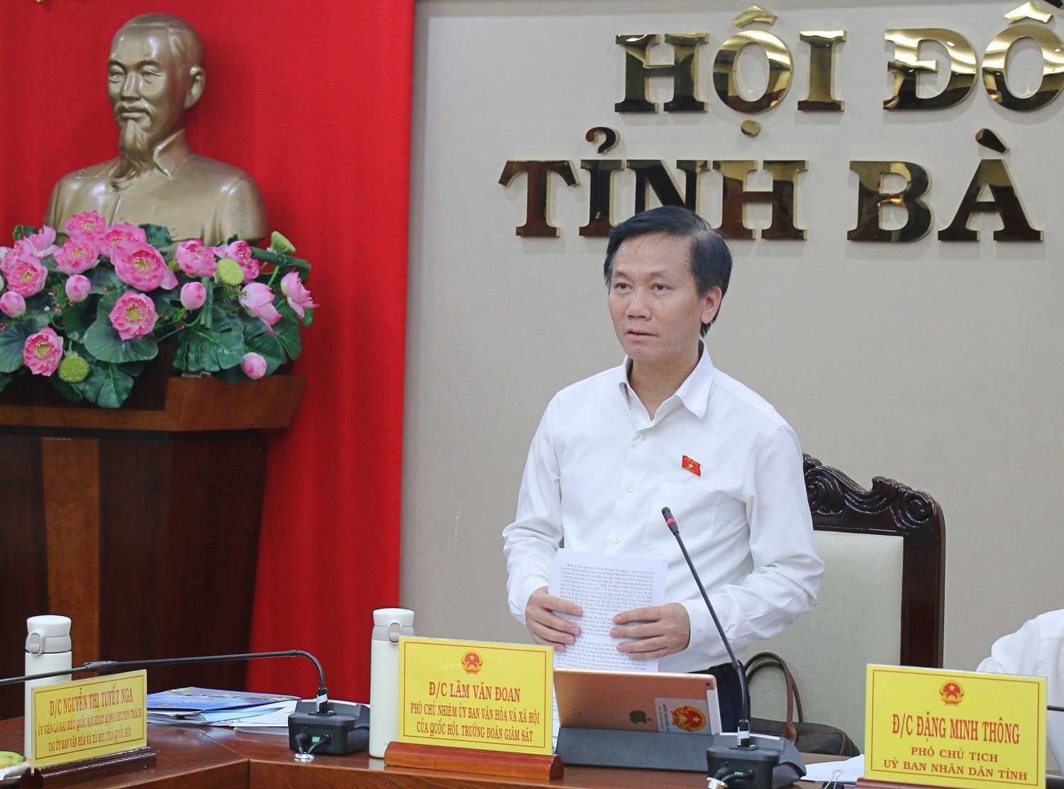 Phó Chủ nhiệm Ủy ban Văn hóa và Xã hội Lâm Văn Đoan phát biểu tại cuộc làm việc