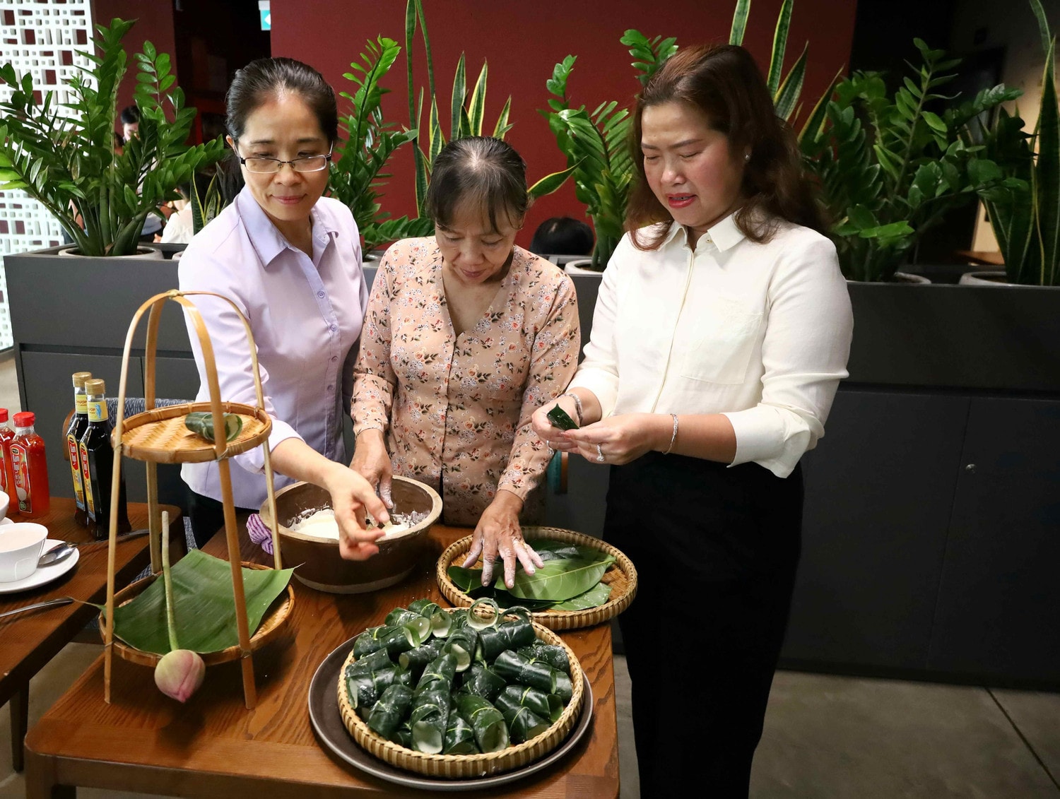 tap-cho-du-khach-lam-banh.jpg