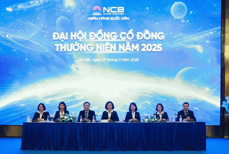 Ban chủ tọa chia sẻ với cổ đông tại Đại hội.