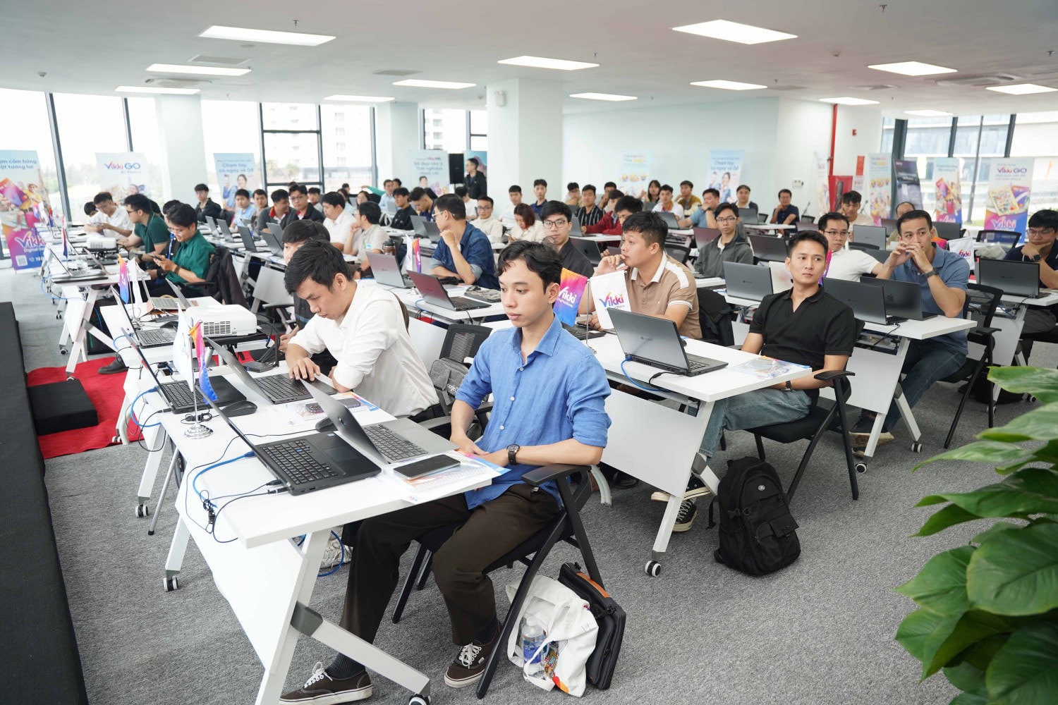 Các sinh viên của khóa đào tạo thiết kế bán dẫn chuyên sâu đầu tiên tại Trung tâm nghiên cứu, đào tạo thiết kế vi mạch và trí tuệ nhân tạo Đà Nẵng