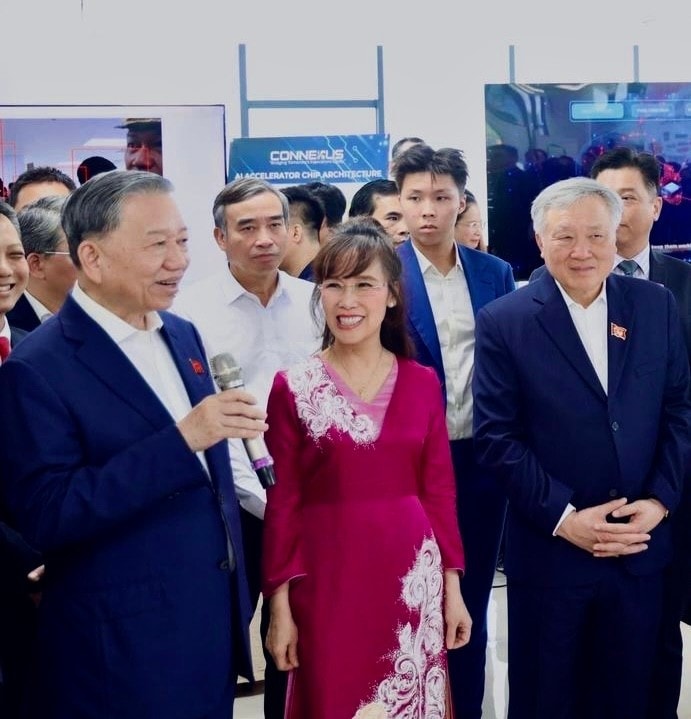 Tổng Bí thư thăm Trung tâm nghiên cứu, đào tạo thiết kế vi mạch và trí tuệ nhân tạo Đà Nẵng, thăm gian hàng Ngân hàng Số Vikki