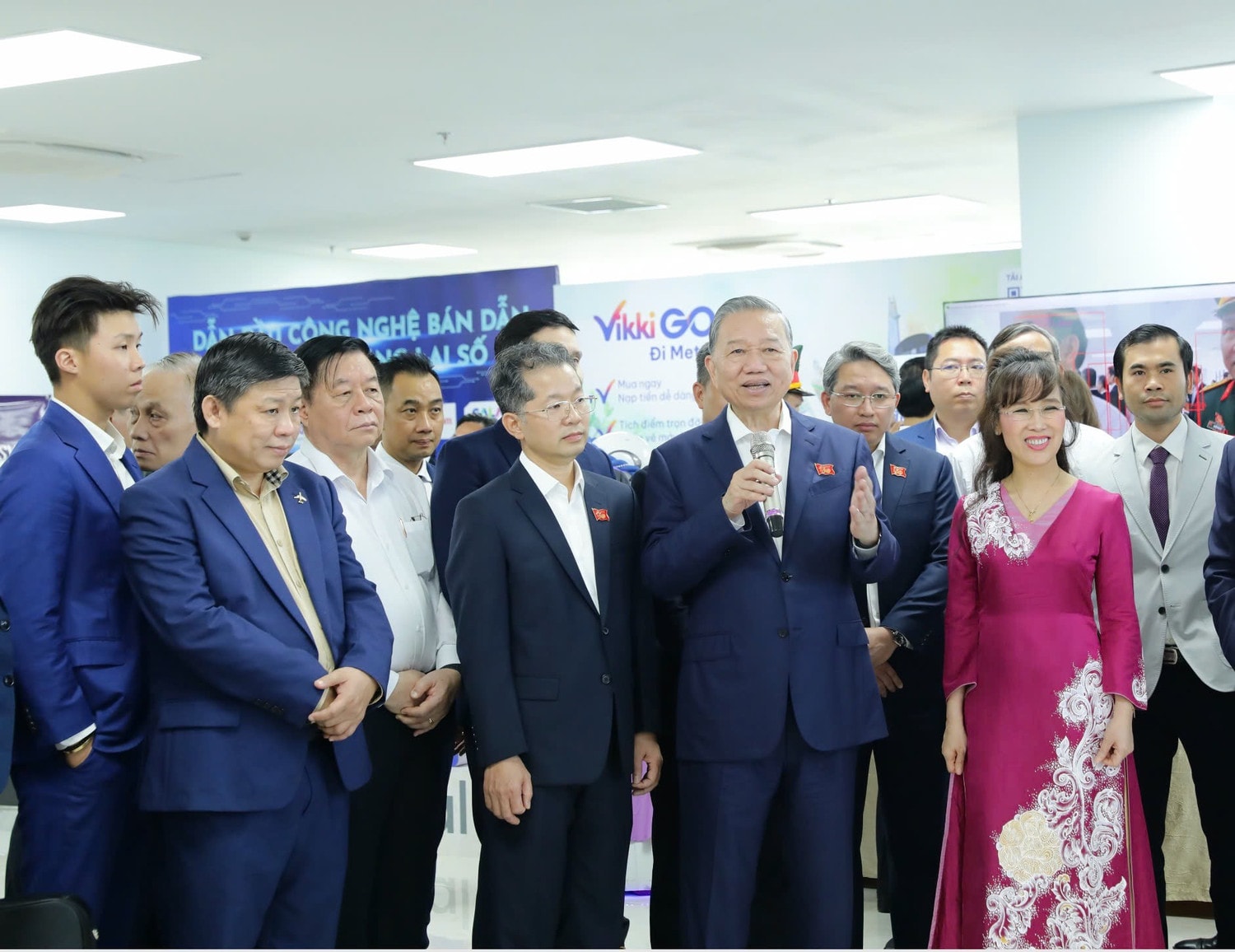 Tổng Bí thư thăm Trung tâm nghiên cứu, đào tạo thiết kế vi mạch và trí tuệ nhân tạo Đà Nẵng, thăm gian hàng Ngân hàng Số Vikki.