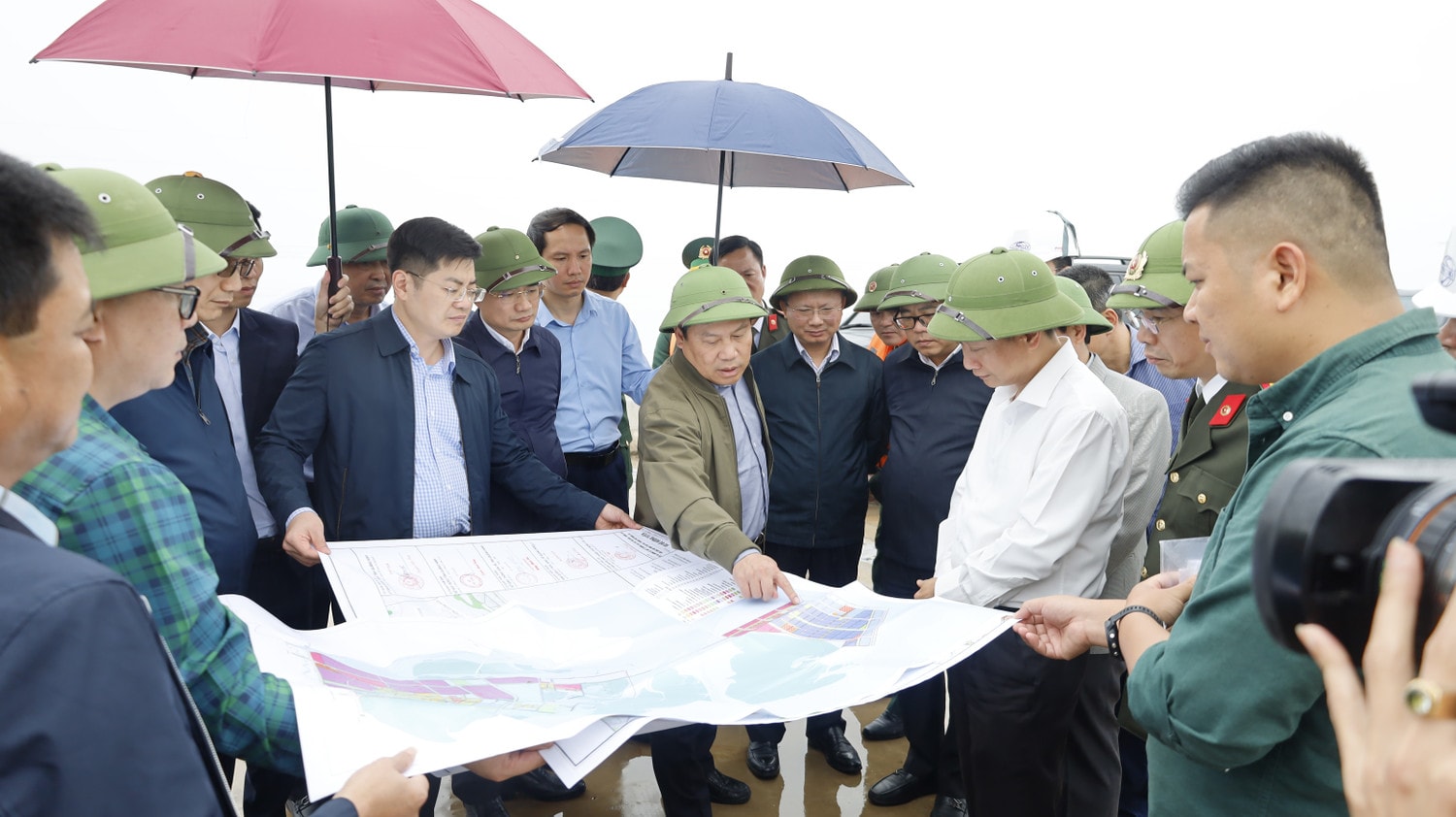 Bí thư Tỉnh ủy Quảng Ninh Vũ Đại Thắng kiểm tra tiến độ thi công dự án Bến cảng tổng hợp Vạn Ninh giai đoạn 1 (TP. Móng Cái). Ảnh: M. C
