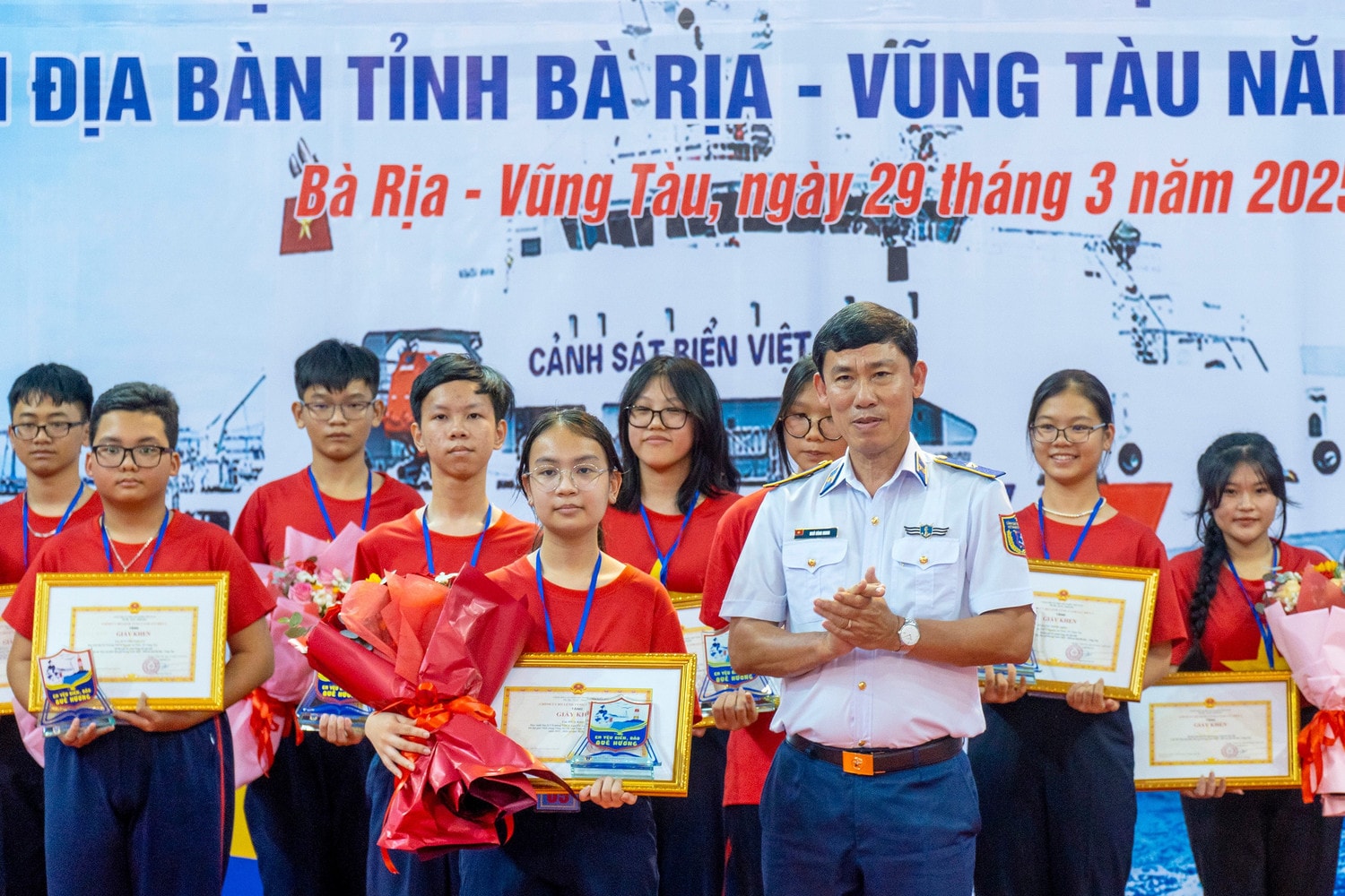 thieu-tuong-ngo-binh-minh-tu-lenh-vung-canh-sat-bien-3-trao-giai-nhat-cho-thi-sinh-hua-bao-tran-hs-lop-8-5-truong-thcs-nguyen-an-ninh-tpvung-tau.jpg