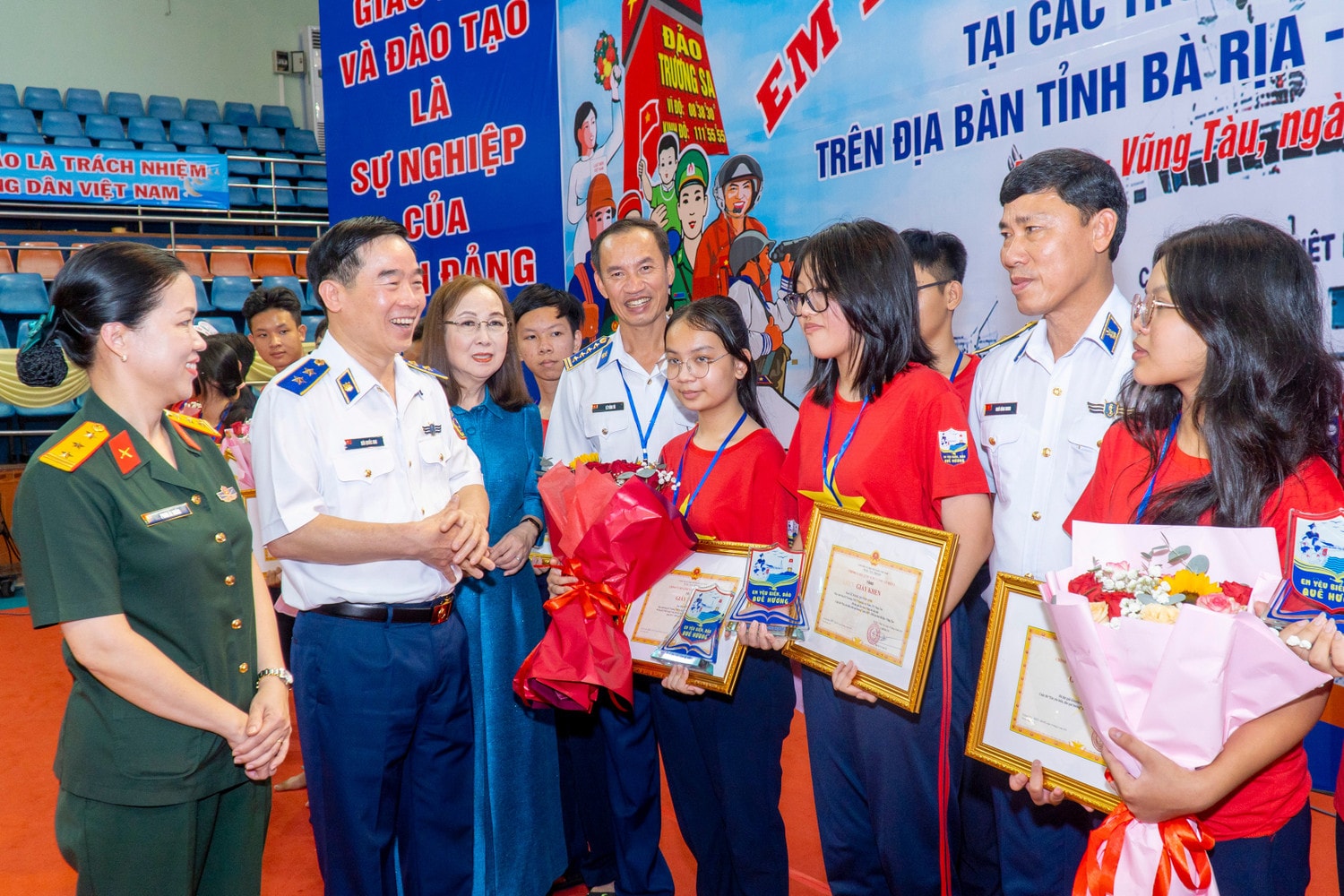 trung-tuong-bui-quoc-oai-bi-thu-dang-uy-chinh-uy-csb-viet-nam-cung-cac-dai-bieu-dong-vien-khich-le-cac-em-hoc-sinh-dat-giai-cao-tai-cuoc-thi.jpg