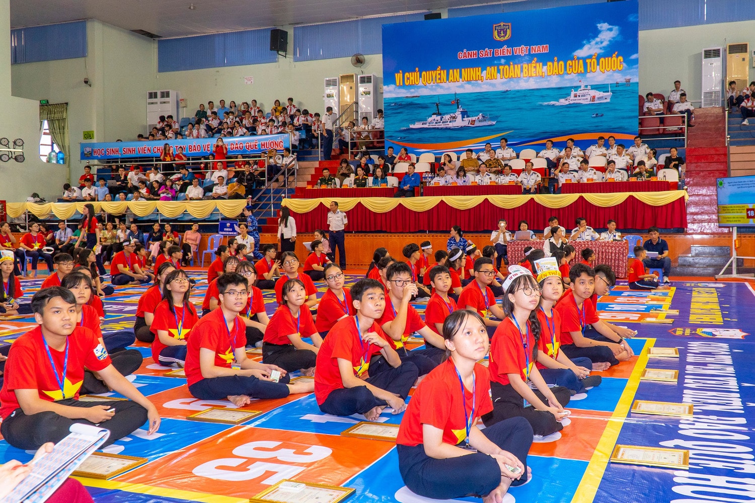 thi-sinh-dua-suc-tranh-tai-theo-hinh-thuc-rung-chuong-vang-tai-vong-thi-truc-tiep-cuoc-thi-em-yeu-bien-dao-que-huong-nam-2025-2026-tren-dia-ban-tinh-ba-ria-vung-tau-1.jpg