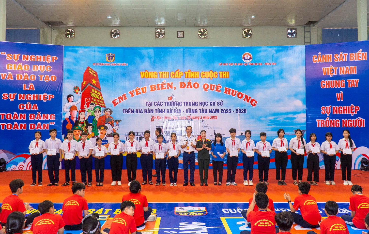 ban-to-chuc-trao-hoc-bong-cho-cac-em-hoc-sinh-co-hoan-canh-kho-khan-vuot-kho-vuon-len-hoc-gioi-tren-dia-ban-tinh-ba-ria-vung-tau.jpg