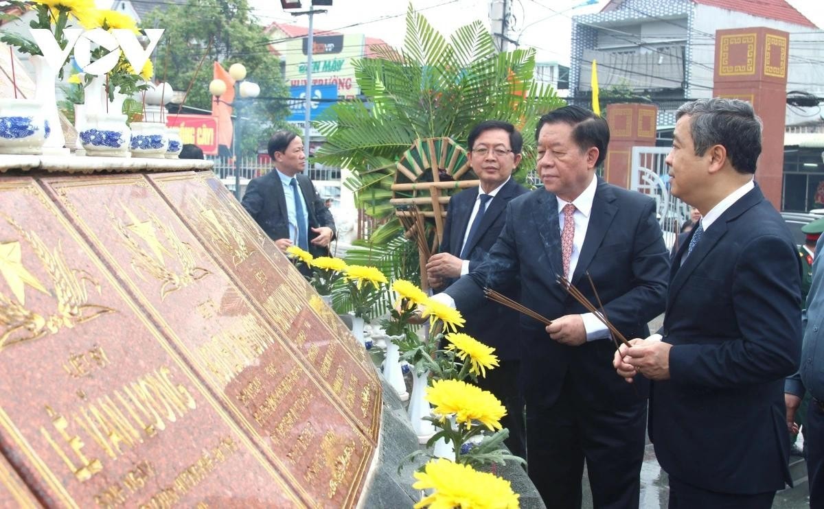 Trưởng Ban Tuyên giáo và Dân vận Trung ương Nguyễn Trọng Nghĩa cùng Đoàn công tác dâng hương, dâng hoa tại Mộ tập thể chiến sĩ Tiểu đoàn 6, Trung đoàn 12, Sư đoàn 3 Sao Vàng, thị xã An Nhơn, tỉnh Bình Định. Ảnh: vov.vn