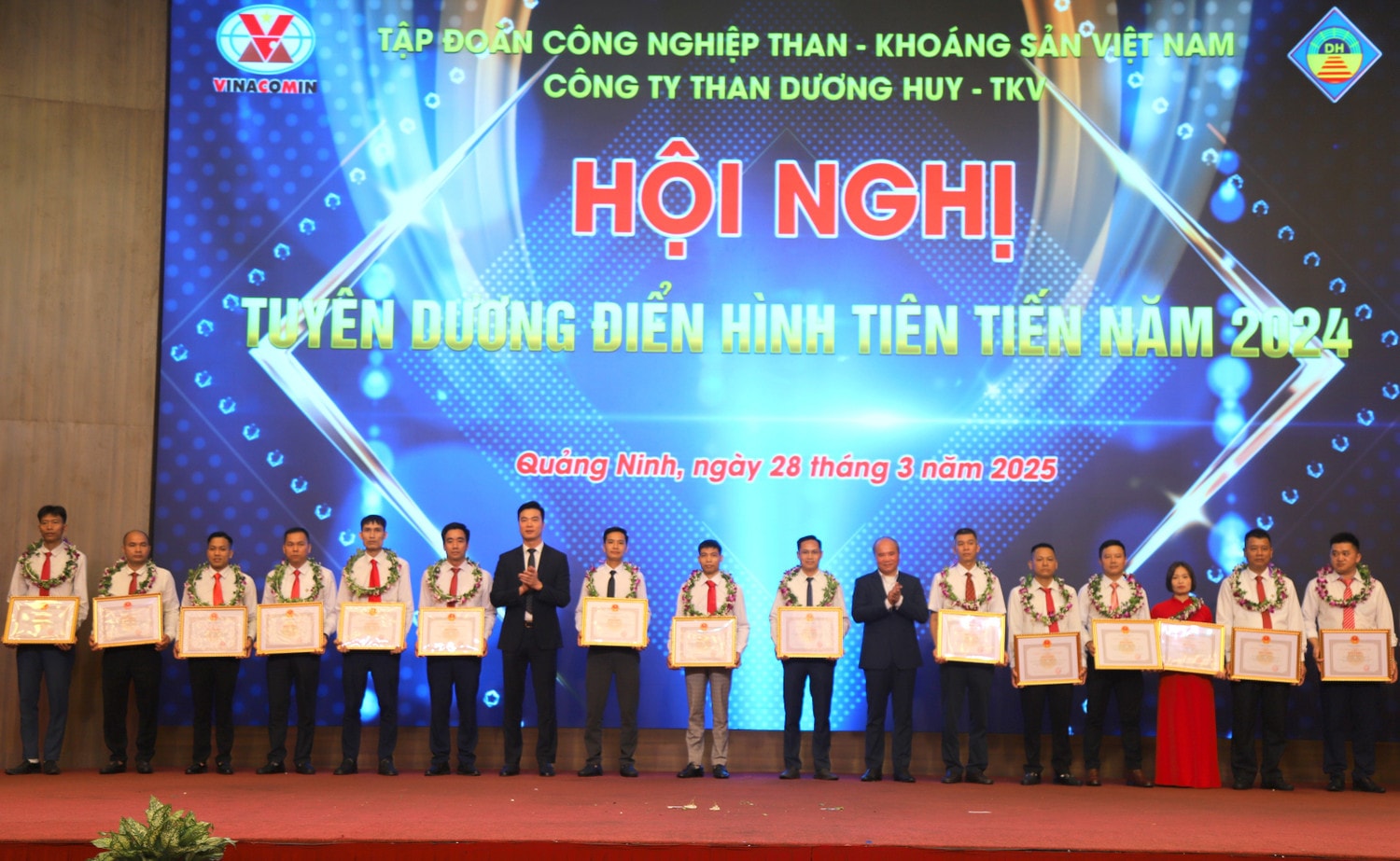 tuyen-duong-ca-nhan-duoc-tang-bang-khen-cua-ubqlv.jpg