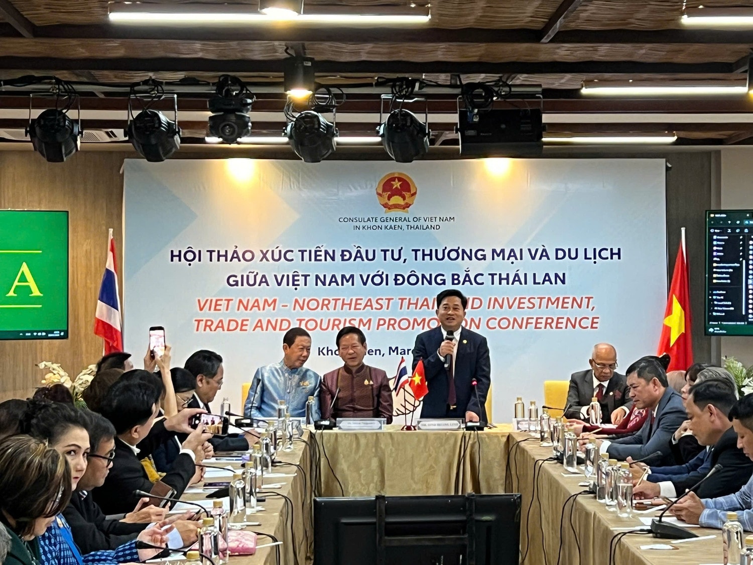 anh-4-ong-dinh-hoang-linh-tong-lanh-su-viet-nam-tai-khon-ken-vuong-quoc-thai-lan-phat-bieu-khai-mac.jpg