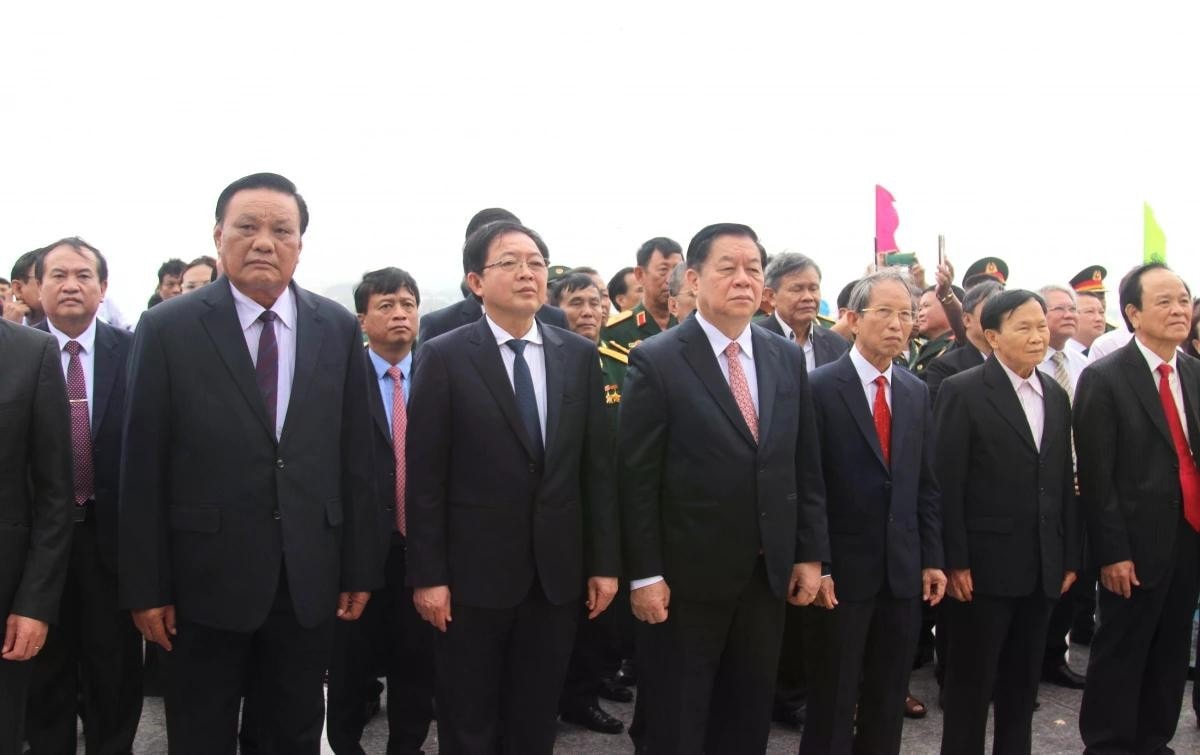 Trưởng Ban Tuyên giáo và Dân vận Trung ương Nguyễn Trọng Nghĩa và các đại biểu dâng hương, dâng hoa tại Tượng đài chiến thắng Núi Bà, huyện Phù Cát, tỉnh Bình Định. Ảnh: vov.vn