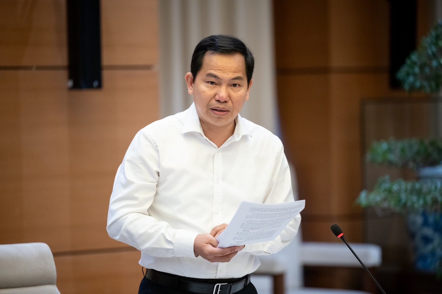 Phó Chủ nhiệm Thường trực Ủy ban Kinh tế và Tài chính Lê Quang Mạnh phát biểu