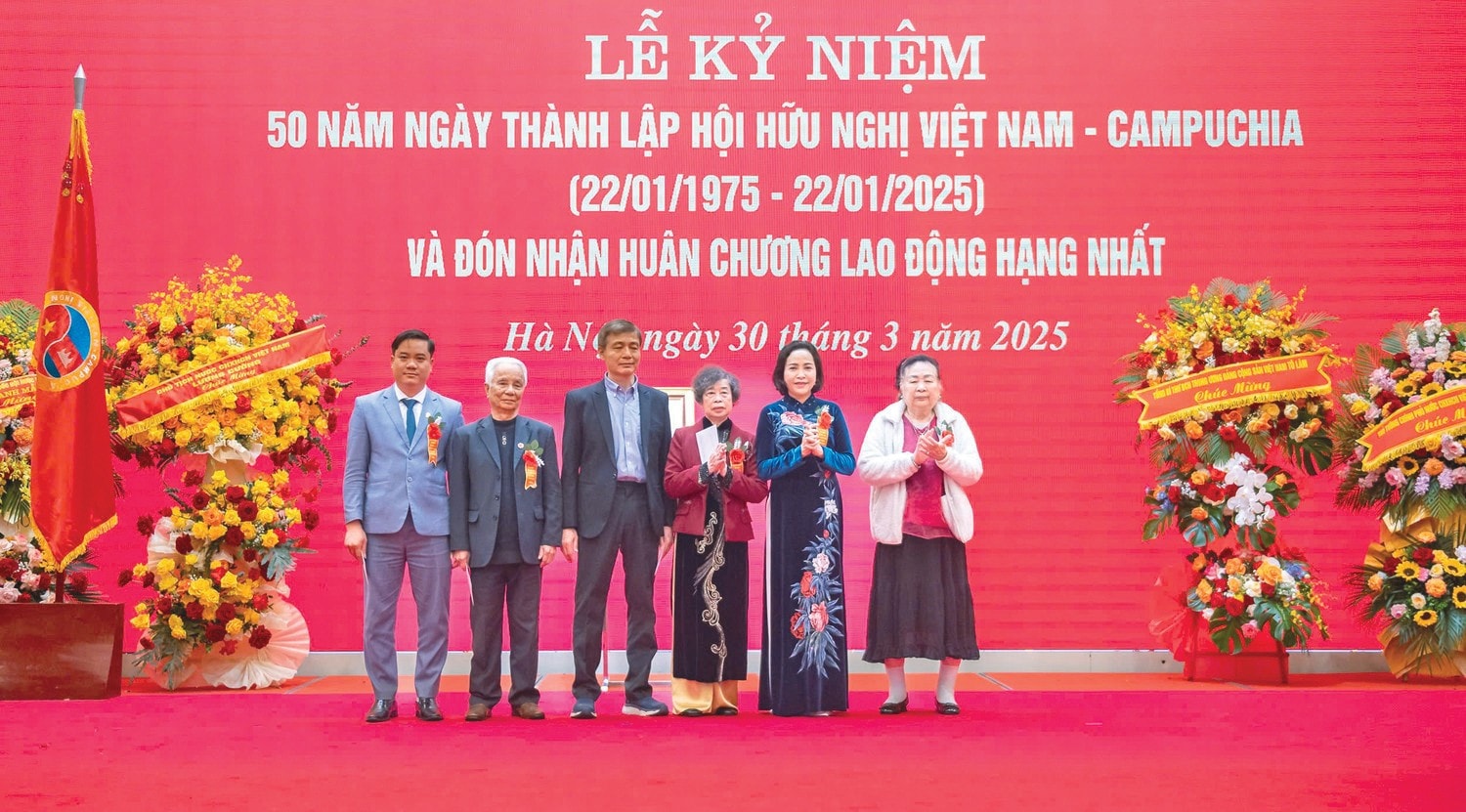 Phó Chủ tịch Quốc hội Nguyễn Thị Thanh trao quà tặng đại diện gia đình cố Chủ tịch Hội Hữu nghị Việt Nam - Campuchia Phan Trọng Tuệ, Vũ Mão; nguyên Phó Chủ tịch Thường trực Hội Nguyễn Văn Đệ; Phó Chủ tịch thường trực Hội Vũ Vương Việt; tập thể Tập đoàn Du lịch quốc tế Phượng Hoàng