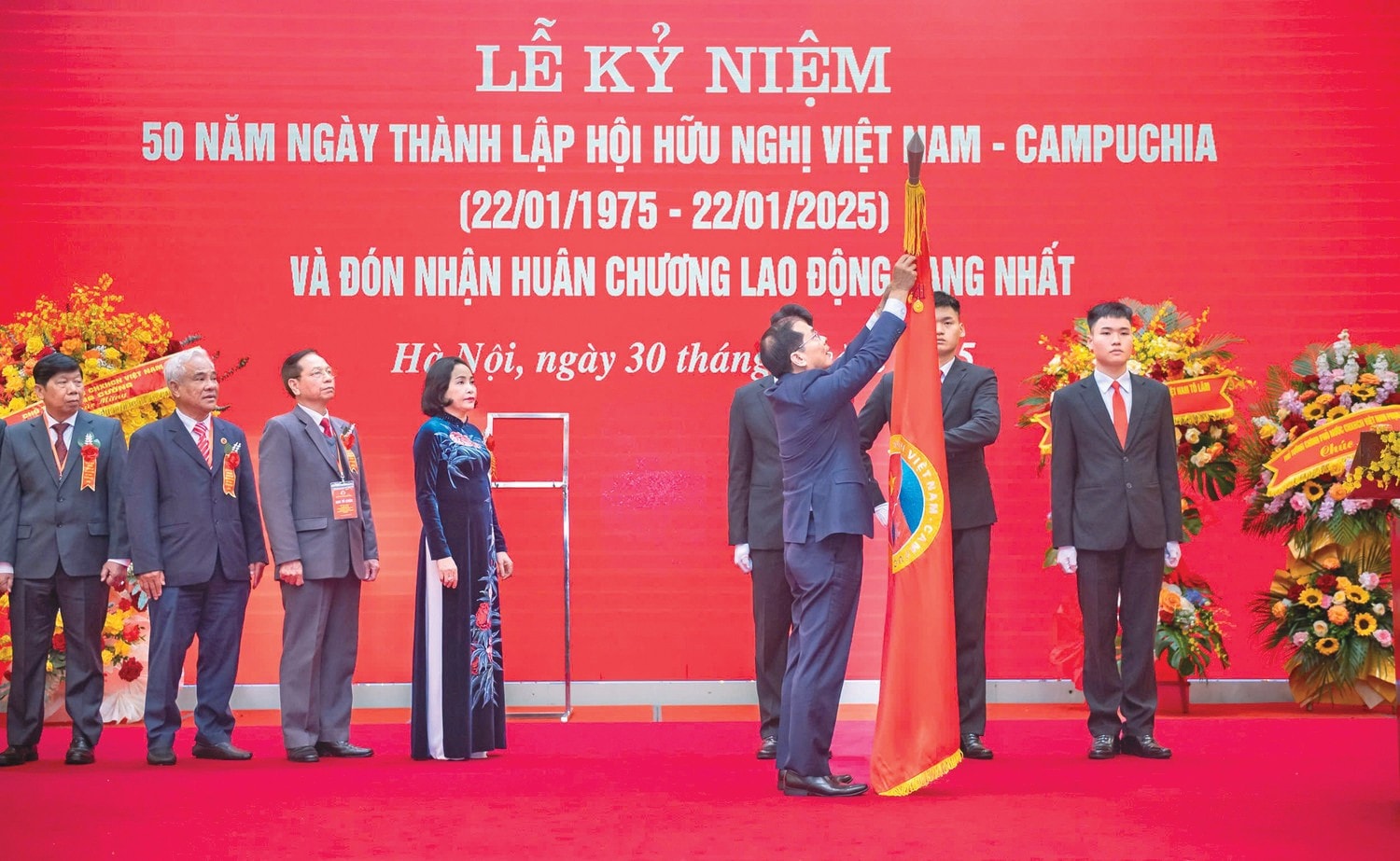 Phó Thủ tướng Chính phủ, Bộ trưởng Bộ Ngoại giao Bùi Thanh Sơn trao Huân chương Lao động hạng Nhất cho Hội Hữu nghị Việt Nam - Campuchia