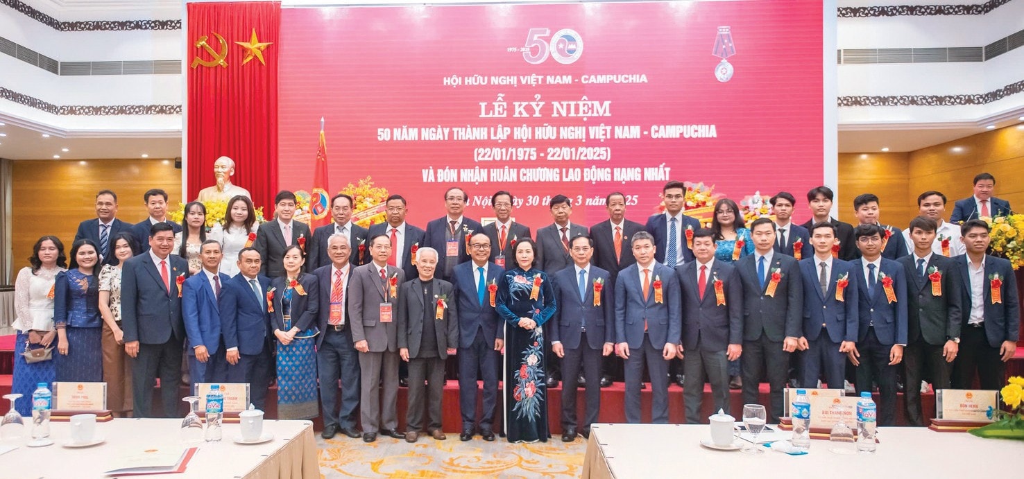 Các đại biểu chụp ảnh lưu niệm