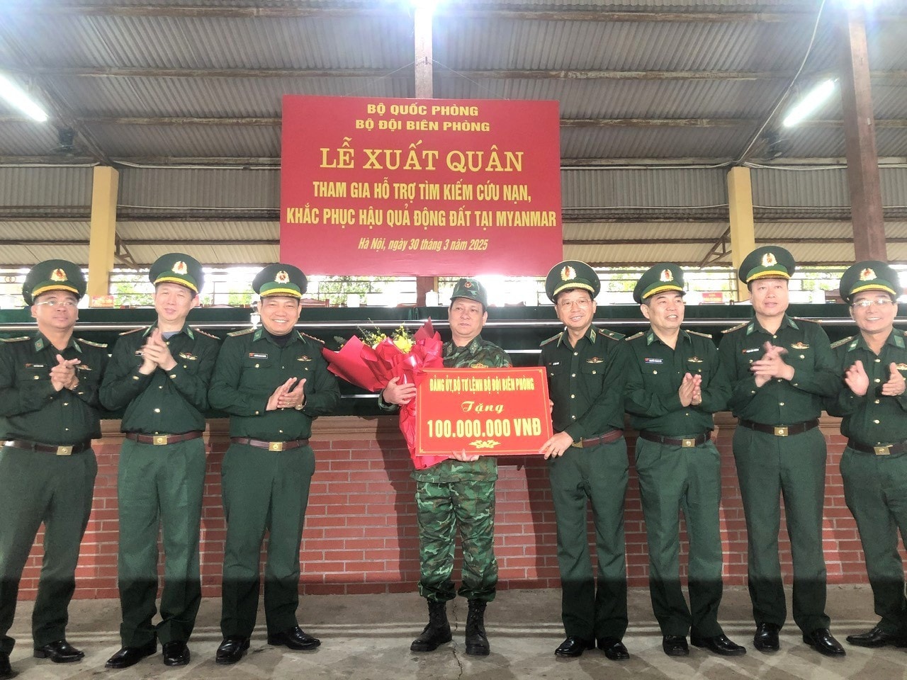 Thiếu tướng Lê Văn Phúc, Phó Tư lệnh Bộ đội biên phòng tặng quà chia tay Đội tham gia hỗ trợ tìm kiếm cứu nạn, khắc phục hậu quả động đất tại Myanmar
