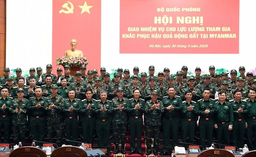Thứ trưởng Bộ Quốc phòng, Đại tướng Nguyễn Tân Cương và các sĩ quan, quân nhân trước giờ lên đường sang Myanmar