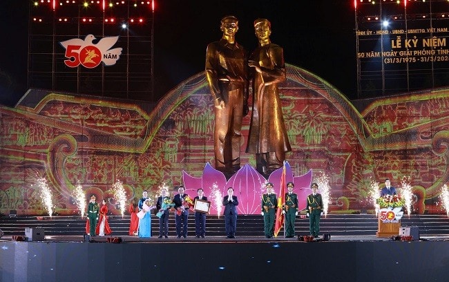 Trưởng Ban Tuyên giáo và Dân vận Trung ương Nguyễn Trọng Nghĩa trao tặng Huân chương Độc lập hạng Ba cho Đảng bộ, chính quyền và Nhân dân tỉnh Bình Định. Ảnh: baobinhdinh.vn