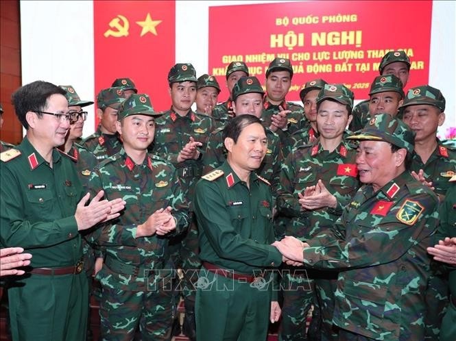 Thứ trưởng Bộ Quốc phòng, Đại tướng Nguyễn Tân Cương động viên lực lượng cứu trợ trước giờ lên đường sang Myanmar ngay trong chiều 30.3
