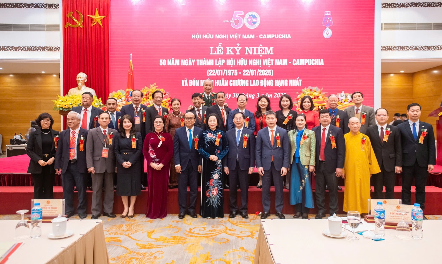 Các đại biểu chụp ảnh lưu niệm