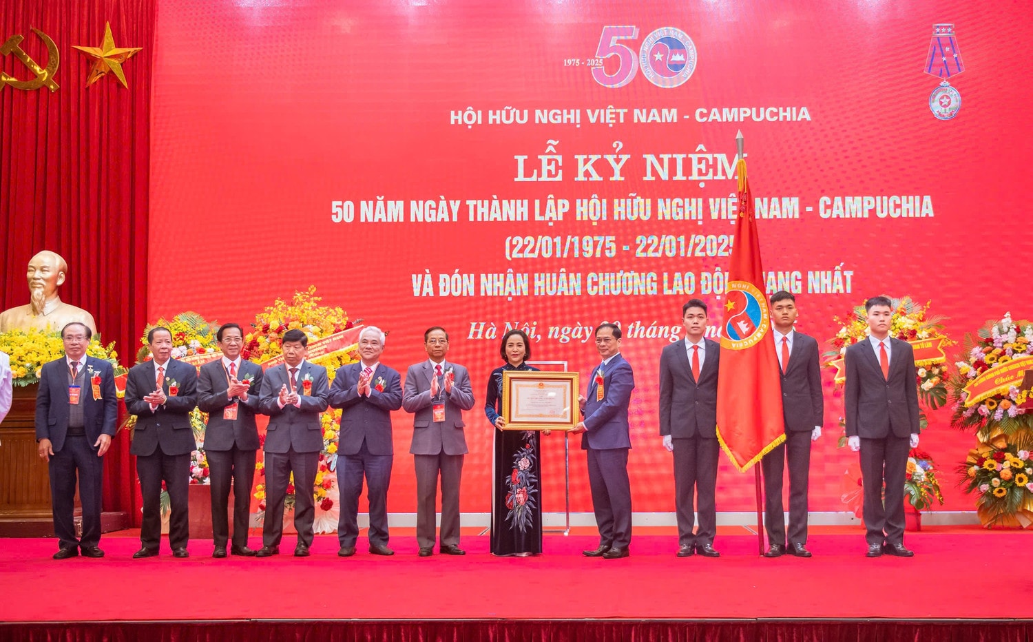 Phó Thủ tướng Chính phủ, Bộ trưởng Bộ Ngoại giao Bùi Thanh Sơn trao Huân chương Lao động hạng Nhất cho Hội Hữu nghị Việt Nam - Campuchia