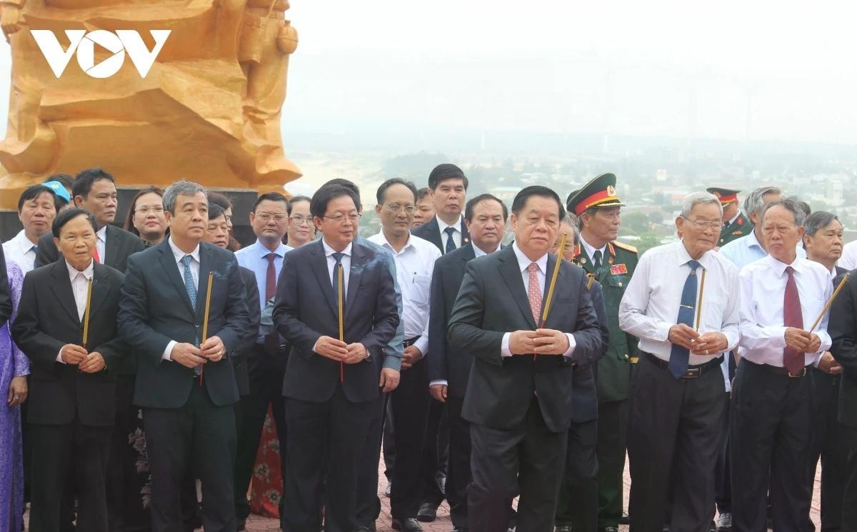 Trưởng Ban Tuyên giáo và Dân vận Trung ương Nguyễn Trọng Nghĩa và các đại biểu dâng hương tại Tượng đài chiến thắng Núi Bà. Ảnh: vov.vn