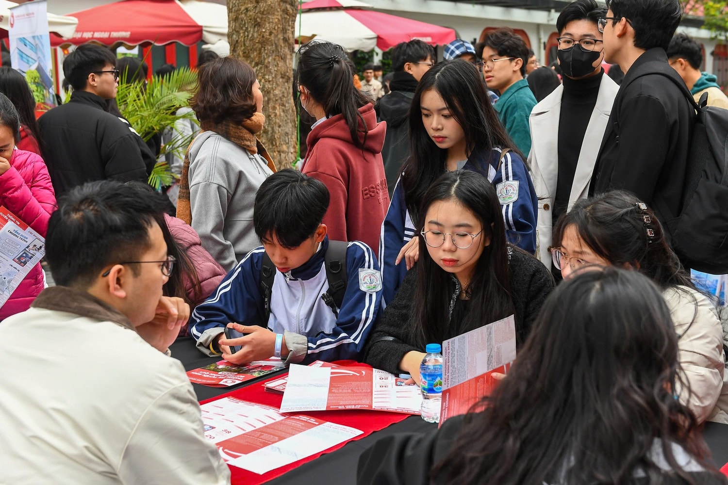 Các khoa, viện chuyên môn Trường Đại học Ngoại thương giải đáp thắc mắc của học sinh tại Ngày hội (Ảnh: BTC)