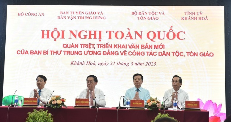 Bí thư Trung ương Đảng, Trưởng Ban Tuyên giáo và Dân vận Trung ương Nguyễn Trọng Nghĩa và Phó Thủ tướng Chính phủ Mai Văn Chính dự, chủ trì Hội nghị. Ảnh: VGP/Giang Thanh