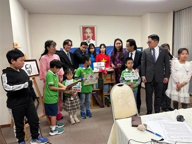 Children are excited about the new Vietnamese bookcase in Osaka. (Photo: VNA) vna-potal-phat-dong-cuoc-thi-ve-tranh-que-huong-viet-nam-va-ra-mat-tu-sach-tieng-viet-tai-osaka-nhat.jpg
