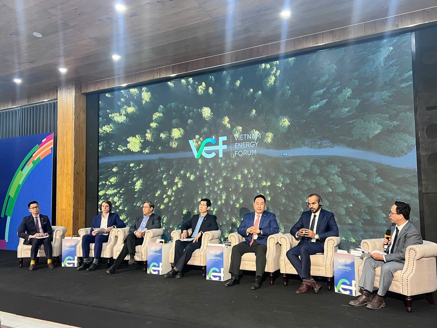Các diễn giả tham gia thảo luận tại Diễn đàn Năng lượng Việt Nam 2025.