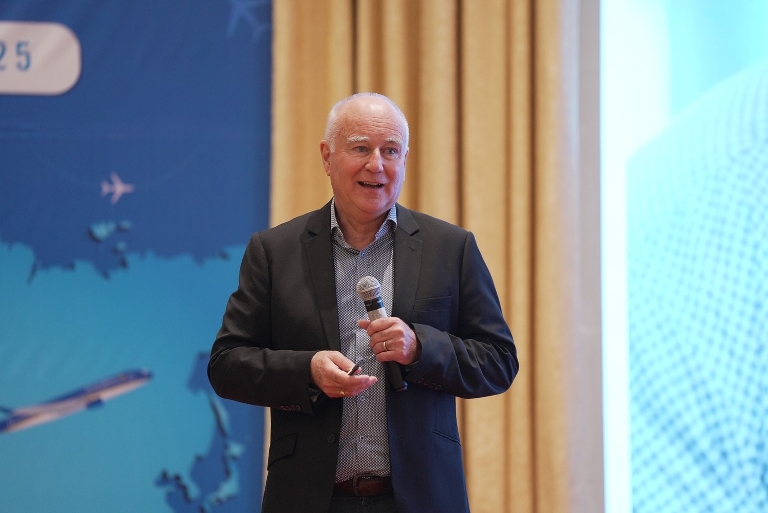 anh-3-ong-john-bailey-bac-thay-trong-linh-vuc-xu-ly-khung-hoang-truyen-thong-giam-doc-dieu-hanh-global-communications-consulting-anh-vna.jpg