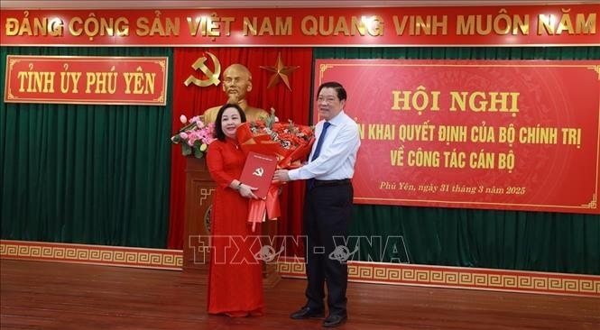Bí thư Trung ương Đảng, Trưởng ban Nội chính Trung ương Phan Đình Trạc trao Quyết định và hoa chúc mừng Bí thư Tỉnh ủy Phú Yên Cao Thị Hòa An.