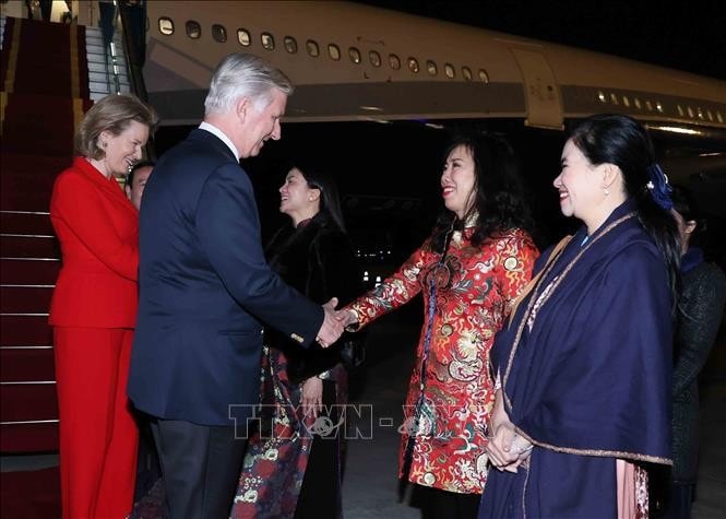 Đại biểu đón Nhà vua Bỉ Philippe và Hoàng hậu Mathilde tại sân bay quốc tế Nội Bài. Ảnh: An Đăng/TTXVN