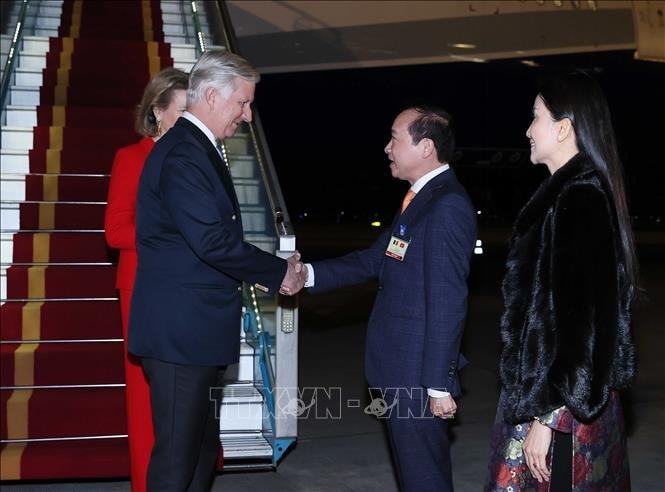 Đại biểu đón Nhà vua Bỉ Philippe và Hoàng hậu Mathilde tại sân bay quốc tế Nội Bài. Ảnh: An Đăng/TTXVN